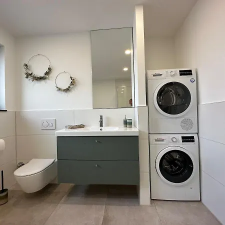 Neue Helle 4 Zimmerwohnung Mit Tiefgaragenparkplatz *