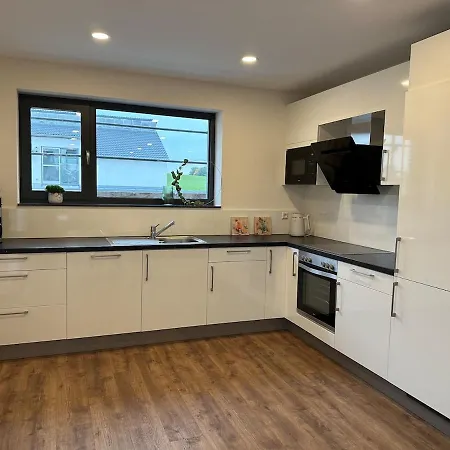 Neue Helle 4 Zimmerwohnung Mit Tiefgaragenparkplatz アパート